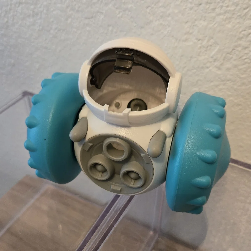 Pet small treats Dispenser / Wheeled Toy
